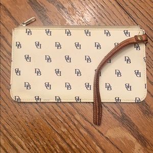 D&B wristlet change purse
